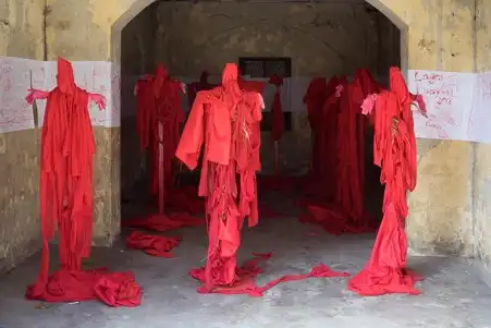 Jelili Atiku, The Red Day, installation view, Eva Maria Ocherbauer 2017